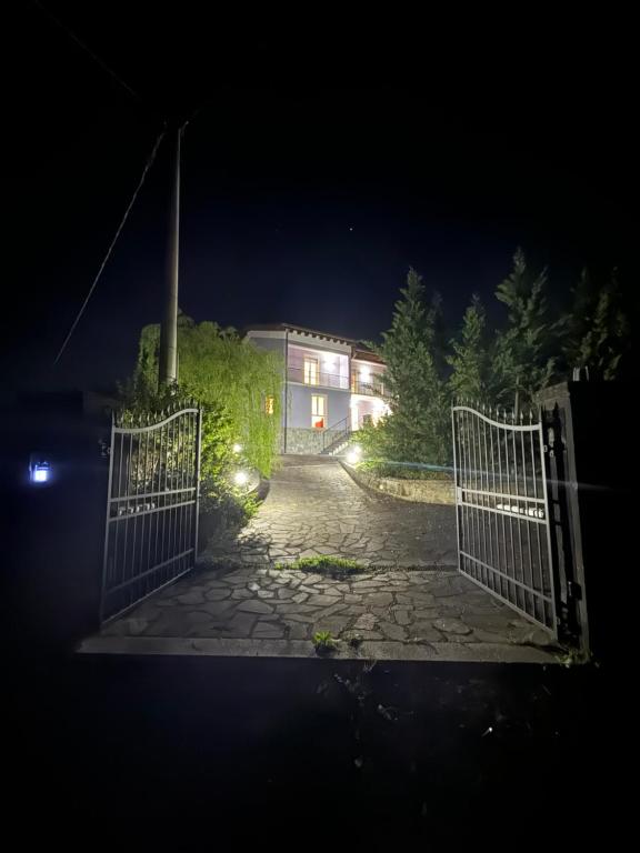 una puerta delante de una casa por la noche en Villa Lilla 1, en Fivizzano
