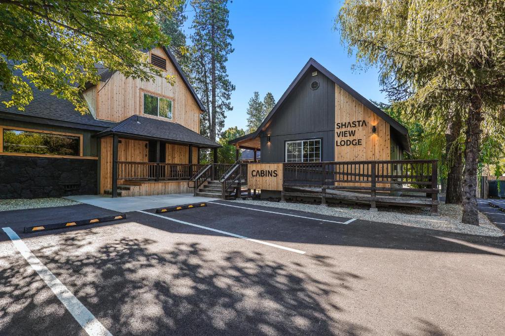 un edificio con un estacionamiento delante de él en Shasta View Lodge en McCloud