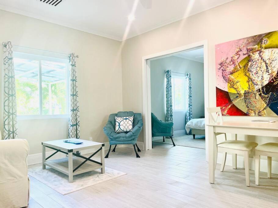 uma sala de estar com um sofá e uma mesa em Delightful Cottage - 30 Secs Walk to the Beach em Nassau