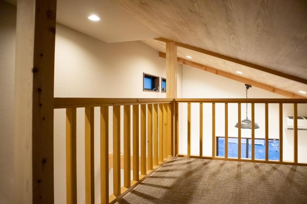 een grote kamer met een houten leuning en een balkon bij Tomoeyado - Vacation STAY 05898v in Shimada
