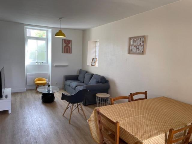 sala de estar con sofá azul y mesa en Gîte de La Conge, 
