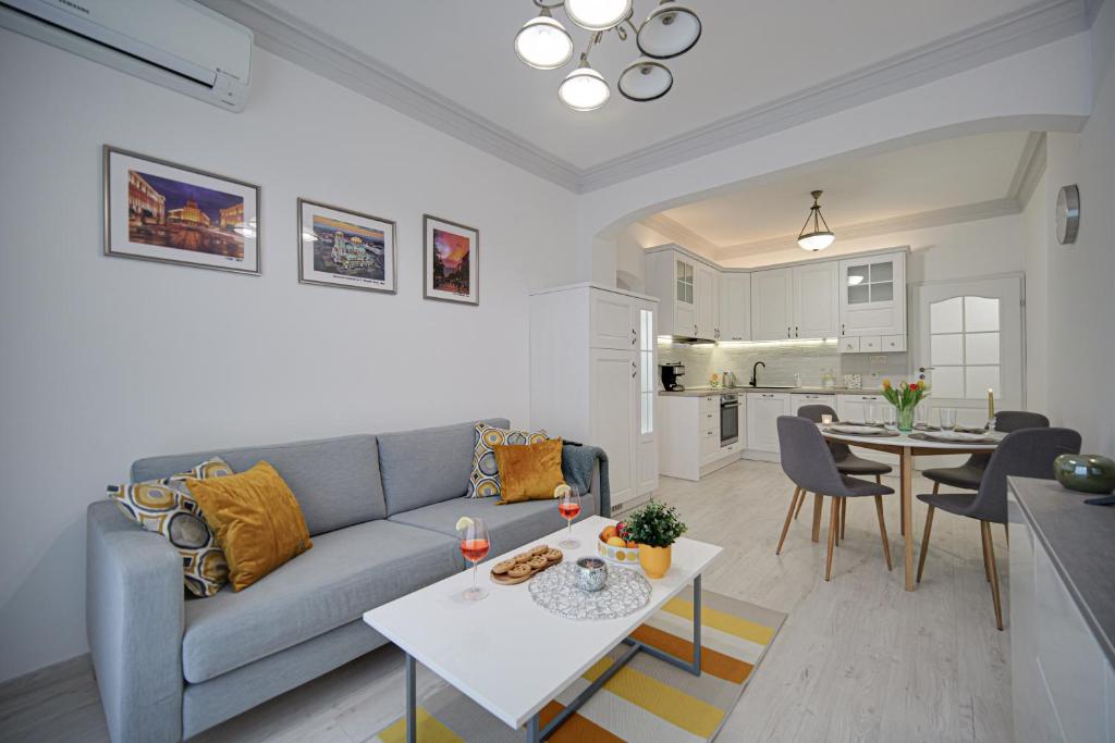 Una sala de estar con un sofá azul y una mesa. en Tulip Dreamland, en Sofía