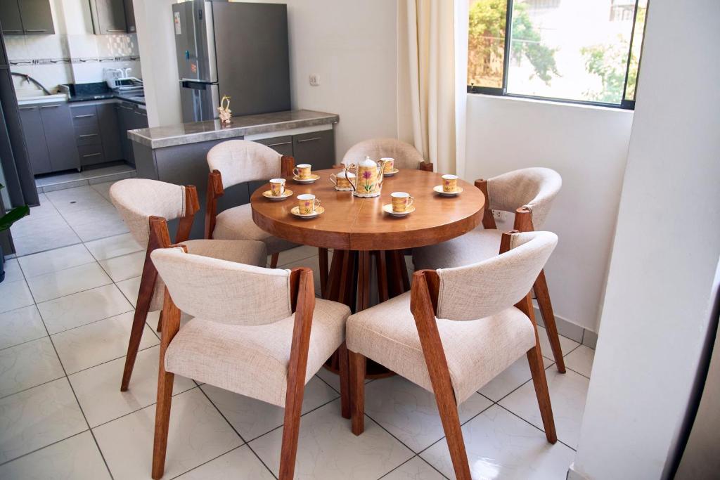 a dining room with a table and chairs at Apartamento entero 2 cuartos 2 baños in Piura