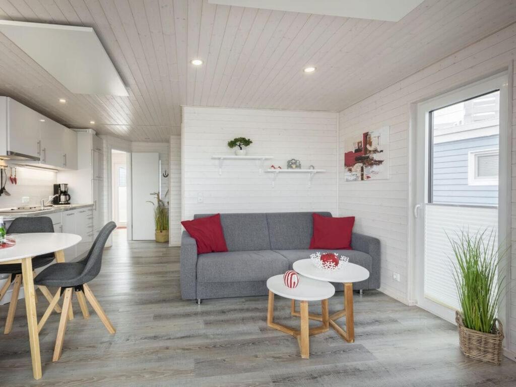 un soggiorno con un divano e due tavoli di Isa-Bella Comfortable holiday residence a Burgtiefe auf Fehmarn 
