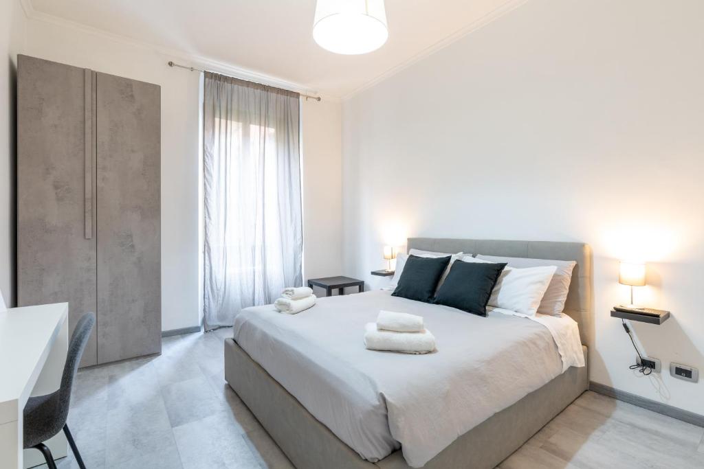 Un dormitorio con una cama grande con dos toallas encima. en Amazing apartment near to Colosseo and subway, en Roma