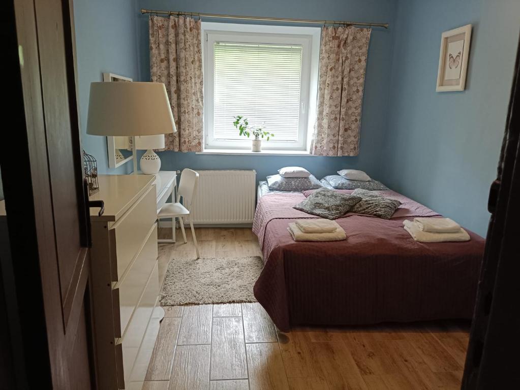 1 dormitorio con 2 camas y ventana en Apartament Kopernika, en Gdynia