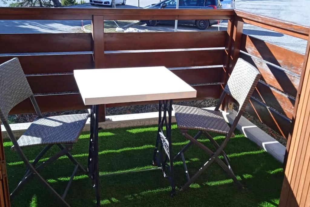 einen Tisch und zwei Stühle auf dem Balkon in der Unterkunft Appartement station Laye in Laye