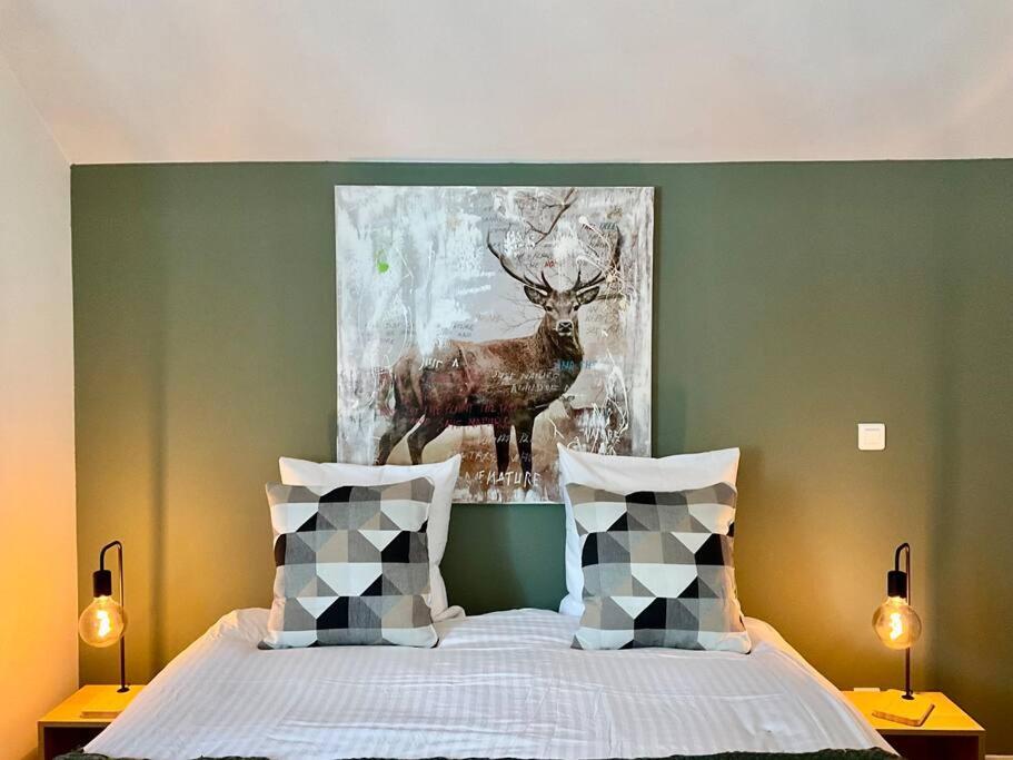 - une chambre avec un lit orné d'une peinture de cerfs dans l'établissement Le Refuge de Antoine, 4 étoiles entre pistes et centre-ville, à La Bresse