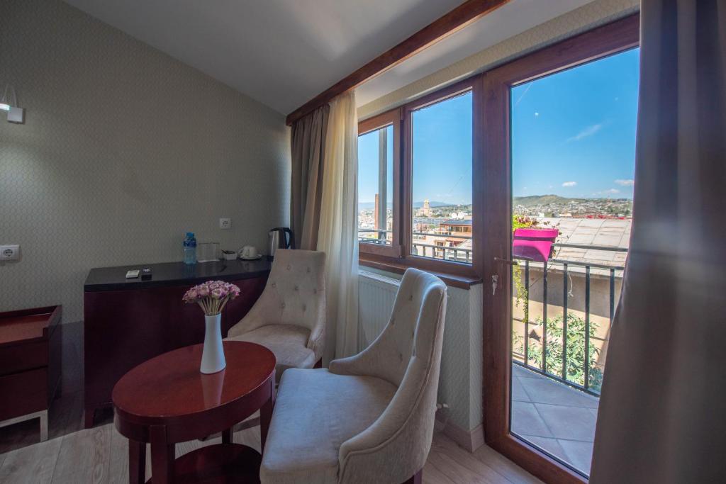 Posezení v ubytování Kraveli Hotel