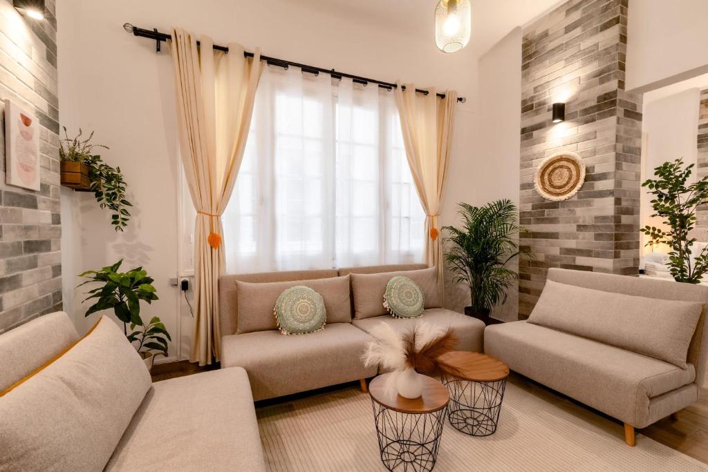 ein Wohnzimmer mit einem Sofa und einem Tisch in der Unterkunft Monastiraki Luxury Loft in Athen
