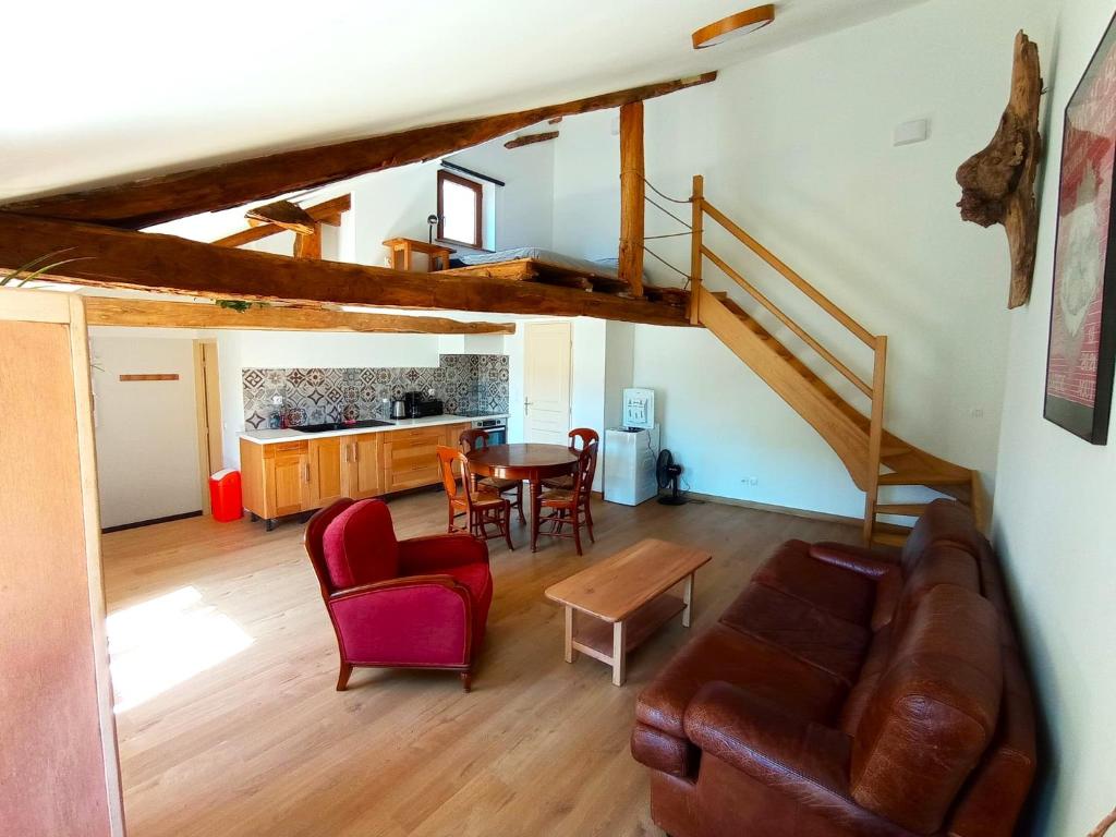 uma sala de estar com um sofá e uma mesa em Studio de charme avec vue, en plein coeur de Florac em Florac