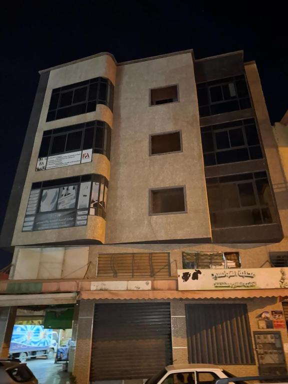 un edificio con un reloj al costado. en appartement spacieux en Deroua