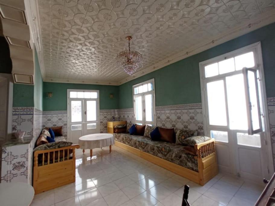 - un salon avec un canapé et une table dans l'établissement Apartment in Larache center, à Larache
