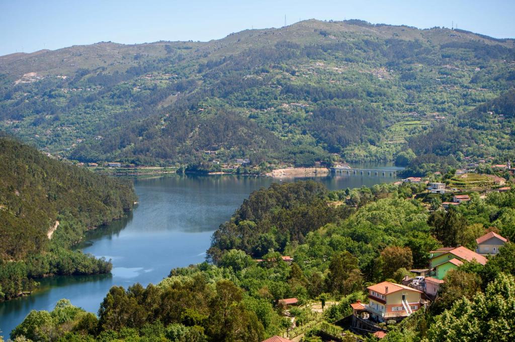 - une vue sur une rivière avec des maisons et des montagnes dans l'établissement CASA RIGOR, à Rio Caldo