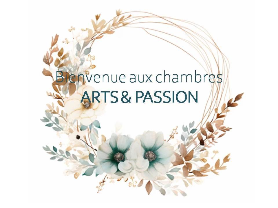 une couronne de fleurs de couleur d'eau pour un mariage dans l'établissement ARTS & Passion, à Mirambeau