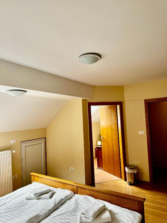 Postel nebo postele na pokoji v ubytování Hotel Alpine