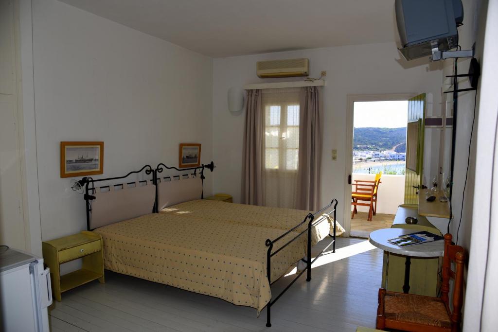 1 dormitorio con cama, mesa y ventana en SPITIA VASILI, en Kapsálion