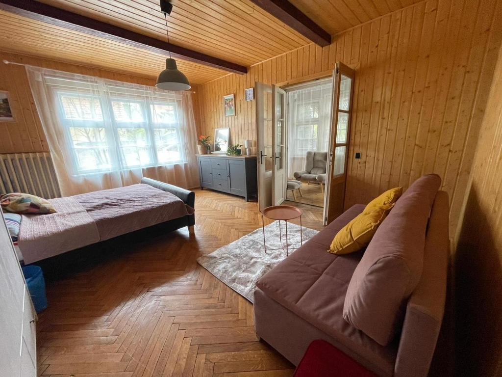 un soggiorno con divano e letto di Villa Rekin a Danzica