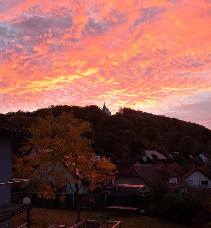 Východ nebo západ slunce při pohledu z apartmánu nebo okolí