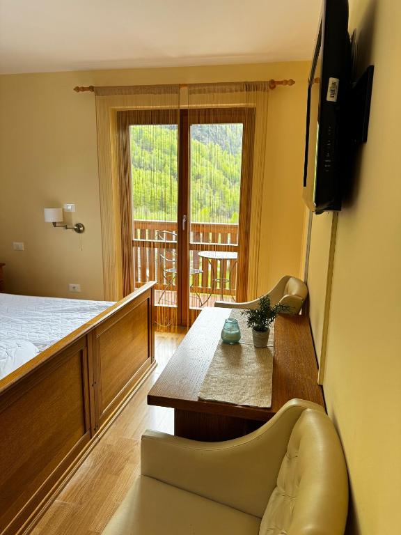 TV a/nebo společenská místnost v ubytování Hotel Alpine