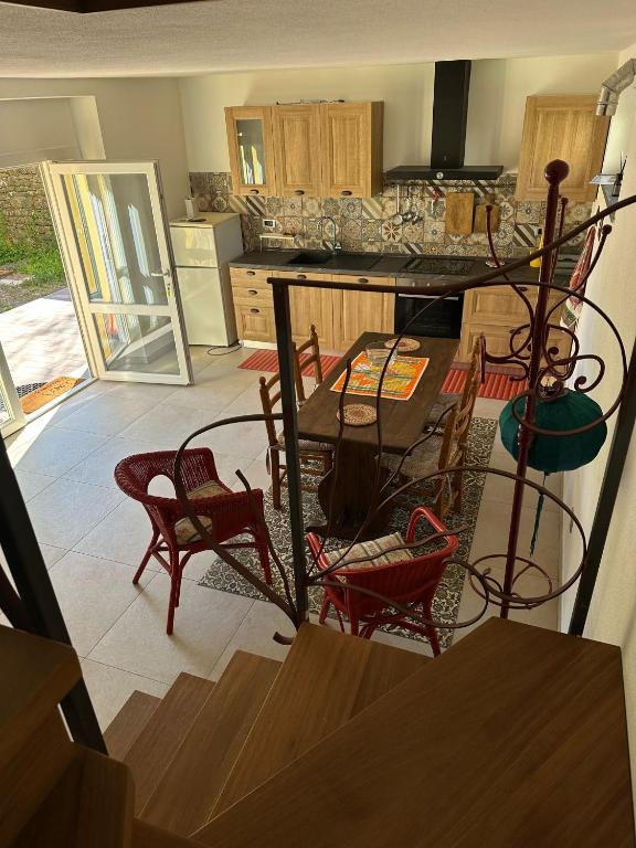 a living room with a table and chairs and a kitchen at La Casetta in Varese Ligure