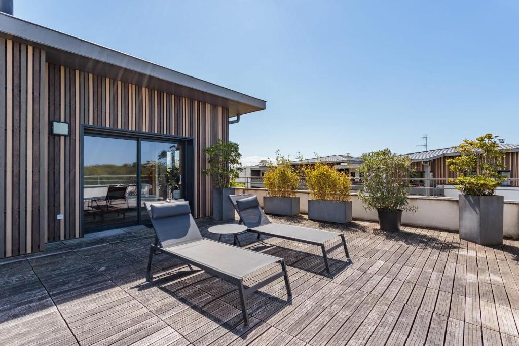 Beautiful T3 with large terrace - Anglet - Welkeys في أنغليه: كرسيين وطاولة على الفناء