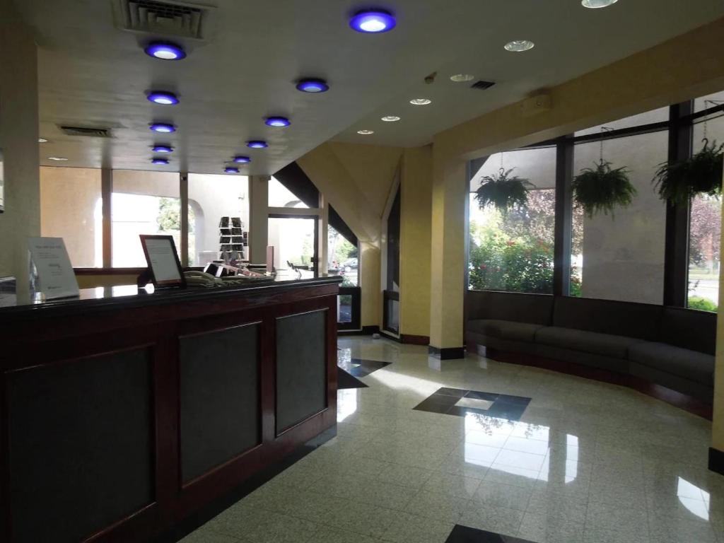 een lobby met een receptie in een gebouw bij Red Carpet Inn & Suites in Philadelphia