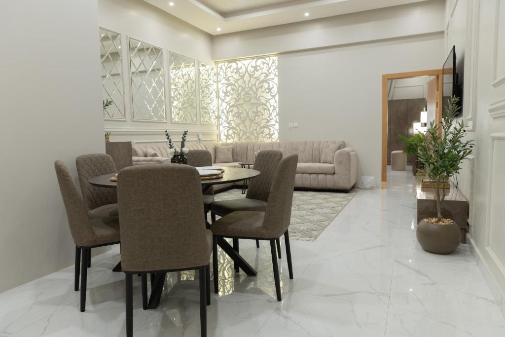 a dining room with a table and chairs at شقة مودرن مقابلة البوليفارد in Riyadh