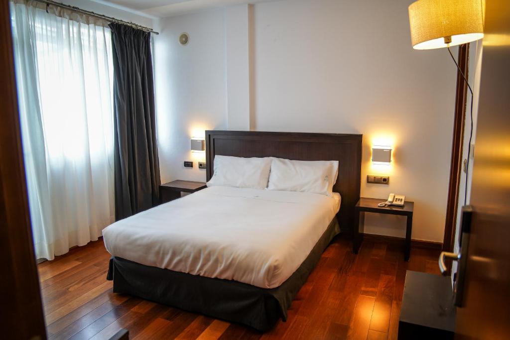 Posteľ alebo postele v izbe v ubytovaní Hotel Baeza Monumental by eme hoteles