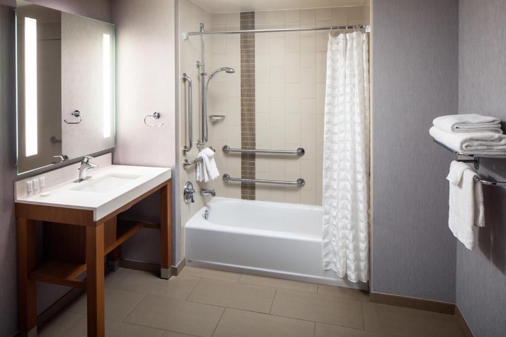 Hyatt Place Nashville Downtown - 配有沙发床和可访问浴缸的特色王室 - 残疾人