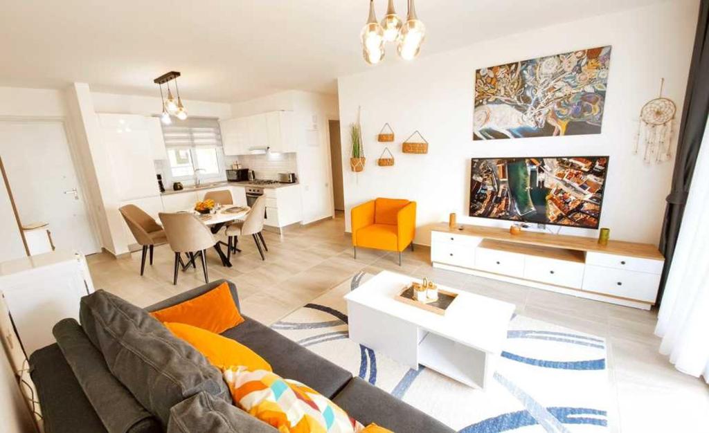 ein Wohnzimmer mit Sofa und Tisch in der Unterkunft Thalassa Beach Resort - 108 in Vokolidha