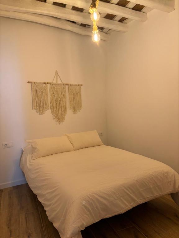 メディナ・シドニアにあるHerrete Roomsの天井のあるベッドルーム1室(ベッド1台付)