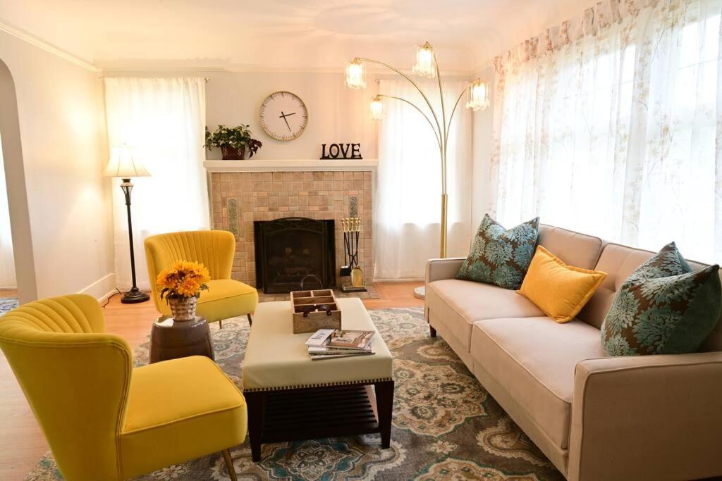 sala de estar con sofá, sillas y chimenea en Quiet UW cottage by Ravenna park-Perfect location en Seattle