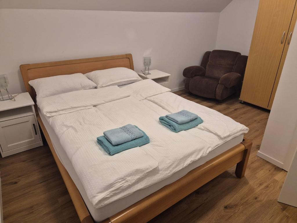 1 dormitorio con 1 cama con 2 almohadas en Orhidea, en Liubliana