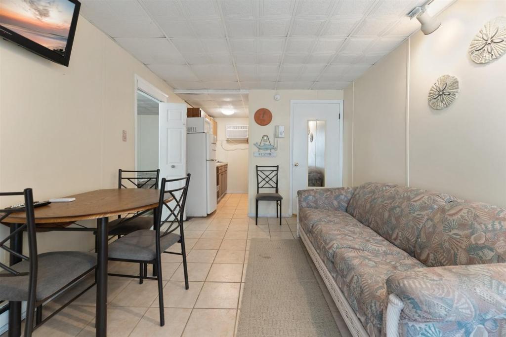 uma sala de estar com um sofá e uma mesa em 404 E Denver Ave, Unit 403 em Wildwood Crest