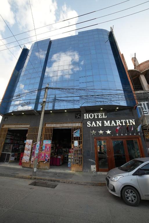 ein Hotel-san-martin-Gebäude mit einem Auto vor dem Hotel in der Unterkunft Hotel San Martin - Cajamarca in Cajamarca