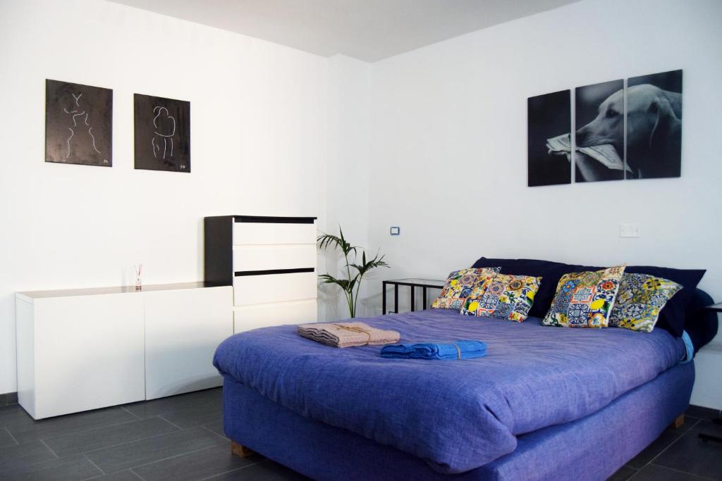 1 dormitorio con 1 cama con manta azul en Monolocale di 55mq in villa 8km da Pompei, en San Giuseppe Vesuviano