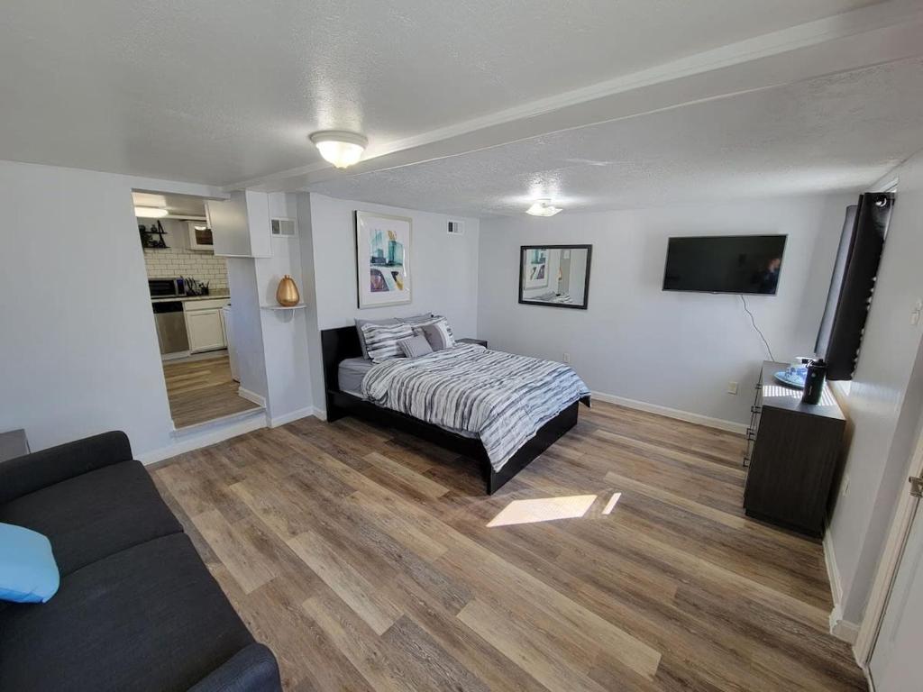 Postel nebo postele na pokoji v ubytování Modern 1 BR Apt - Easy Parking 5 min from Downtown