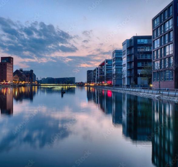 widok na miasto z budynkami i rzeką w obiekcie City Apartment Duisburg 2#Netflix &Wlan &Kingsize Bett &Central w mieście Duisburg