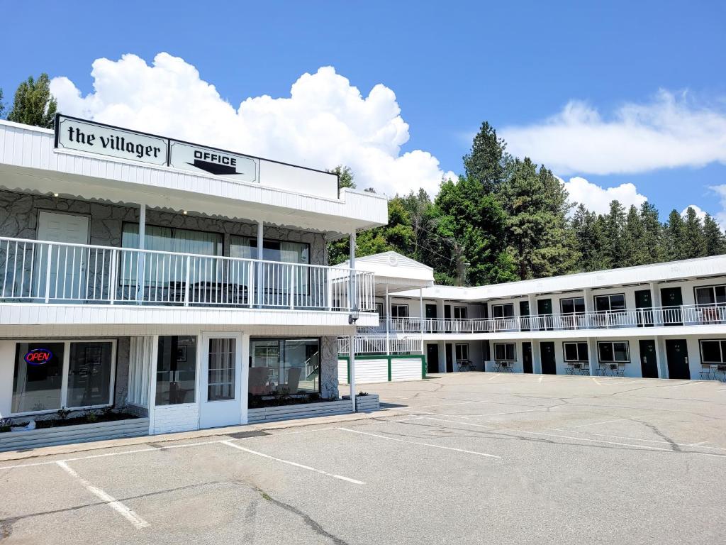 an empty parking lot in front of a building at The Villager Inn Princeton Motel in Princeton