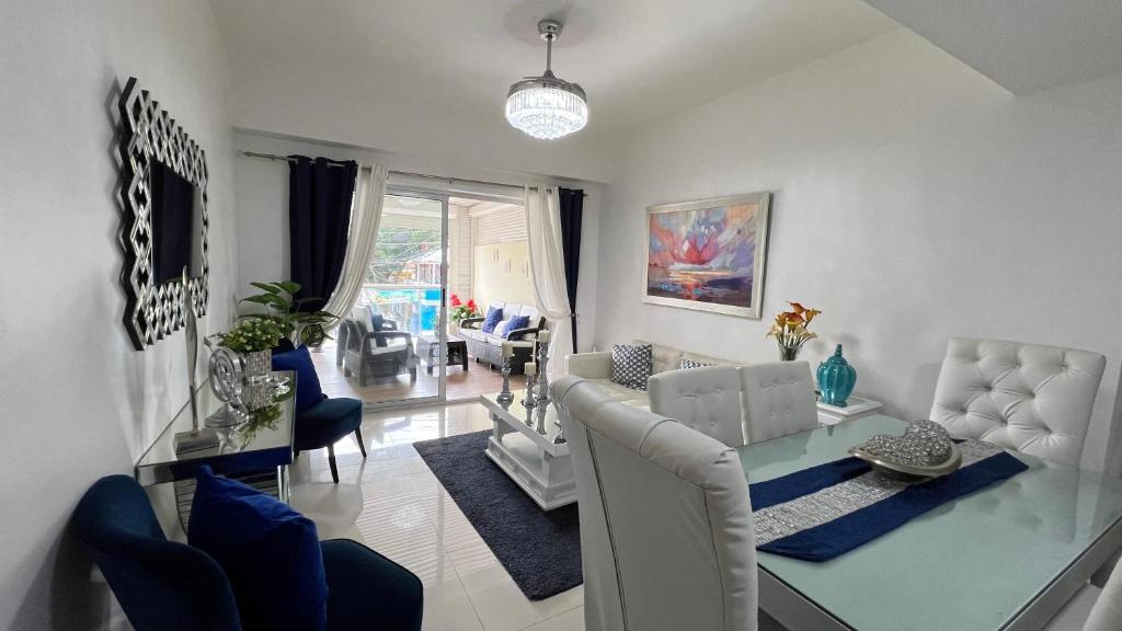 a living room with a couch and a table at APARTAMENTO BOCA DEL MAR EN BOCA CHICA in Cuevas