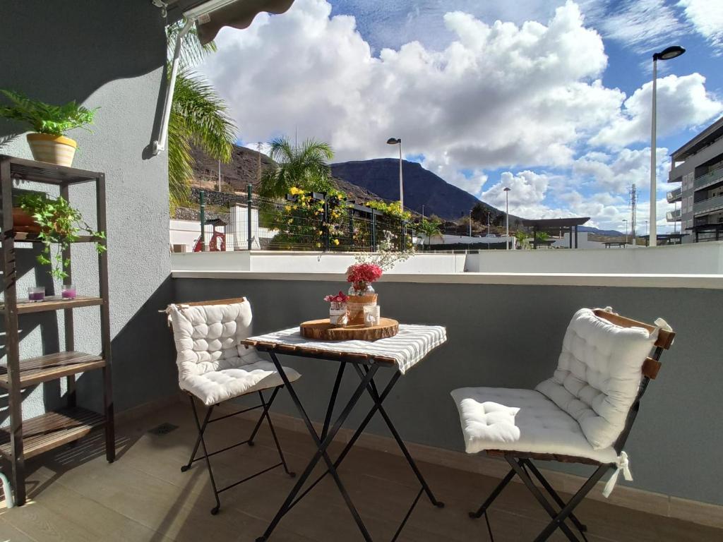 バハマルにあるApartamento Bajamar Tenerifeの小さなテーブルと椅子2脚付きのバルコニー