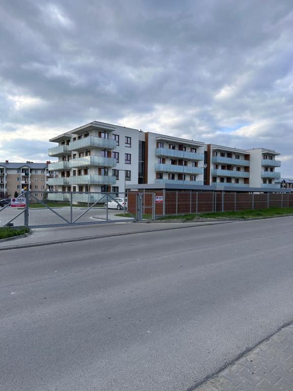 una calle vacía frente a un edificio de apartamentos en Apartament Chełm, en Chełm