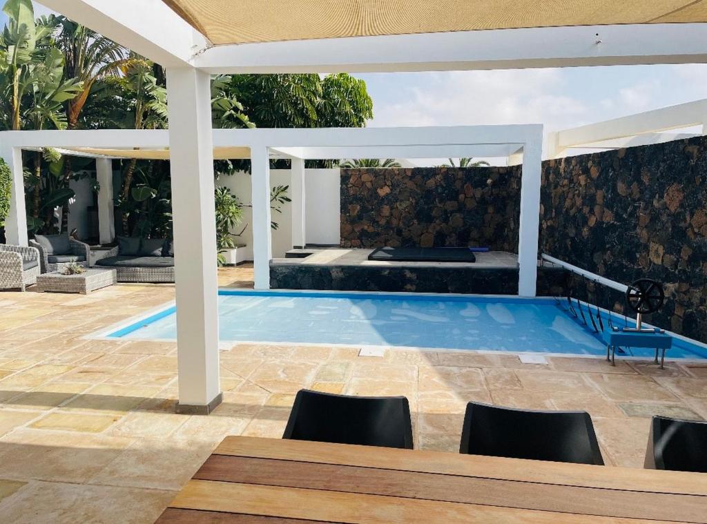 The swimming pool at or close to Casa Paloma with heated pool in El Roque