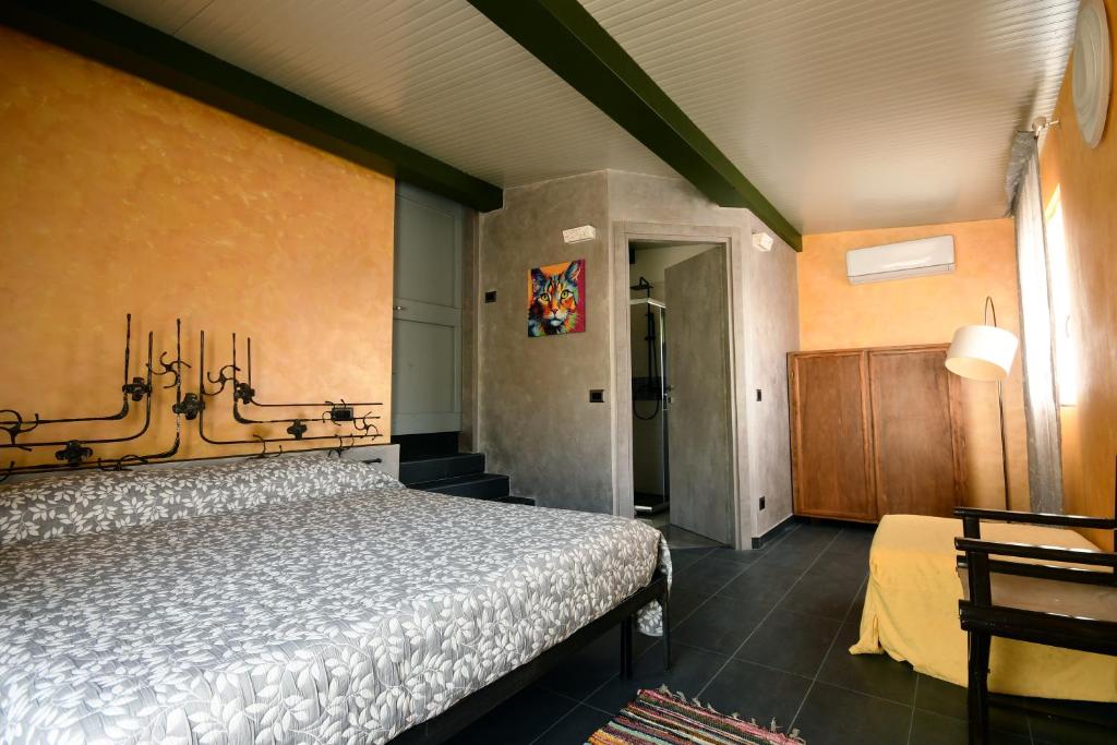 een slaapkamer met een groot bed in een kamer bij Camera di Molly in Leivi