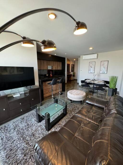 Hotel Lujoso departamento en Monterrey, a living room with a couch and a table at Lujoso departamento en Monterrey in Monterrey