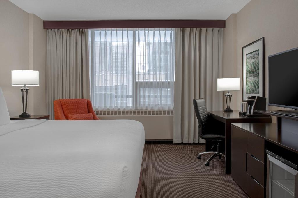 Ramada Plaza by Wyndham Calgary Downtown - King Room With Balcony - Non-Smoking