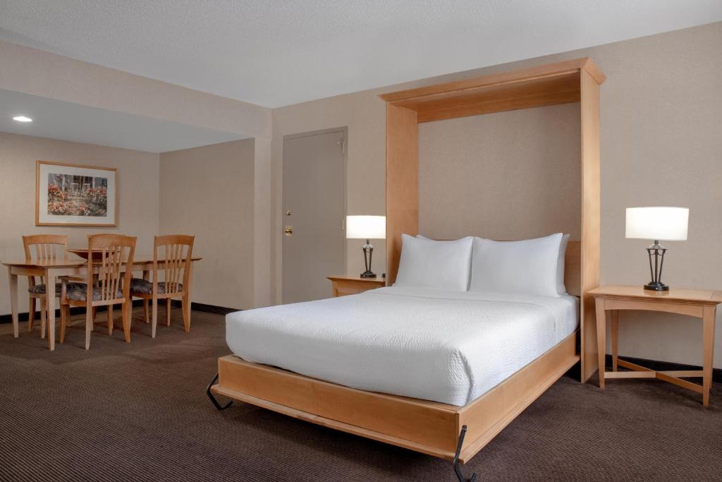 Ramada Plaza by Wyndham Calgary Downtown - Studio Suite - Non-Smoking
