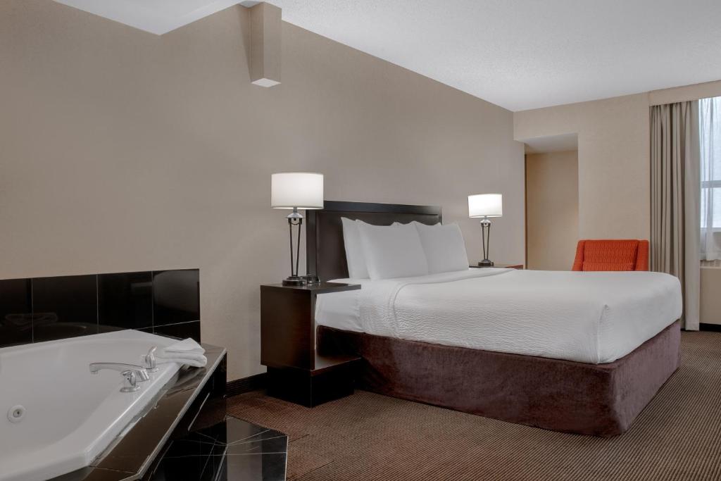 Ramada Plaza by Wyndham Calgary Downtown - King Suite With Jetted Tub - Non-Smoking