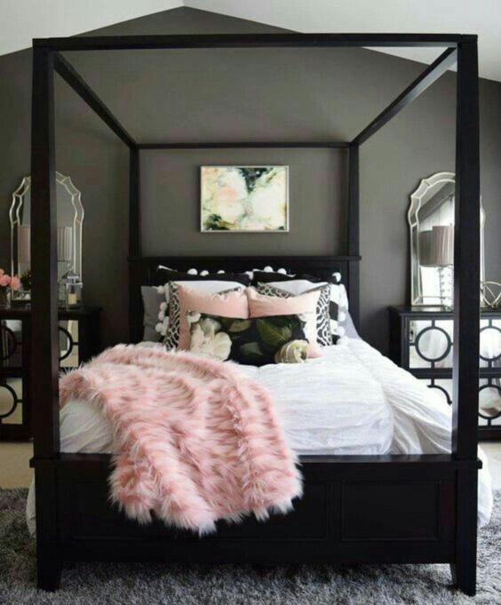 - une chambre avec un lit noir et blanc et une couverture rose dans l'établissement casa madre, à San Isidro